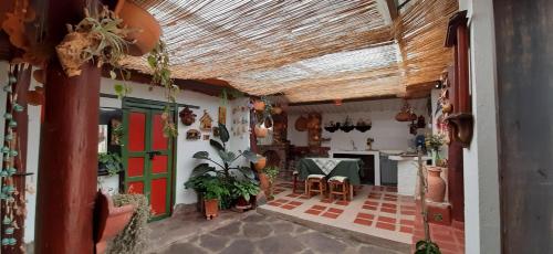 a house with a conservatory with green doors at D'Antaño in Duitama