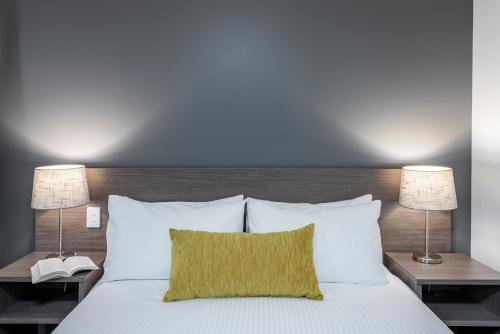 Postel nebo postele na pokoji v ubytování Best Western Plus Ambassador Orange