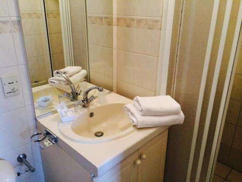 a bathroom with a sink and a mirror at Hotel Mayflower in Leiden
