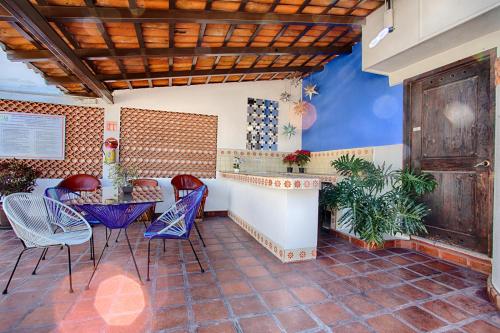 Habitación con patio con mesa y sillas. en La Iguana Vallarta LGBT - Romantic Zone - Party Clubbing Street en Puerto Vallarta