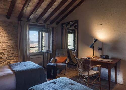 a bedroom with a desk and a bed and a deskablish at Rastrello in Panicale