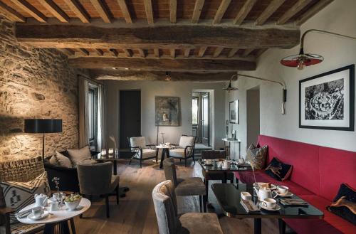 un restaurant avec des tables et des chaises et un mur rouge dans l'établissement Rastrello, à Panicale