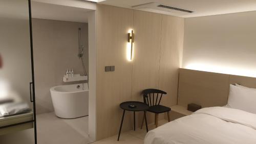 Un ou plusieurs lits dans un hébergement de l'établissement H hotel Gasan