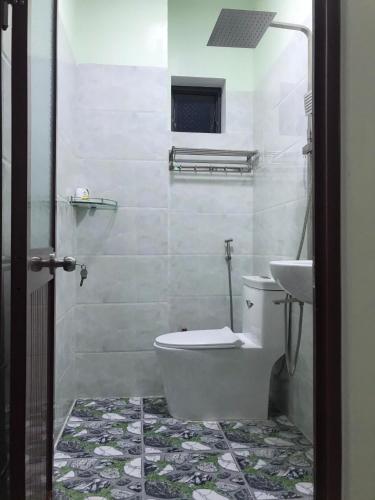a bathroom with a toilet and a sink at SUNRISE HOTEL in Con Dao