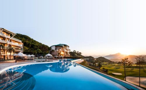 una piscina in un resort con montagne sullo sfondo di Sono Felice Vivaldi Park a Hongcheon