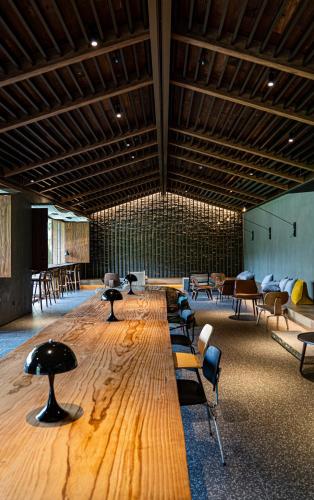 a large wooden table in a room with chairs at Sono Pet Clubs & Resorts VivaldiPark in Hongcheon