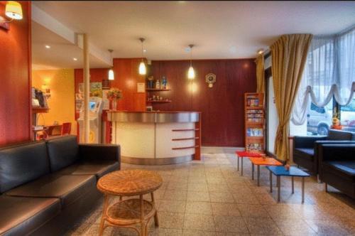 un salon avec un canapé et un bar dans l'établissement Hôtel De Paris Opera, à Paris