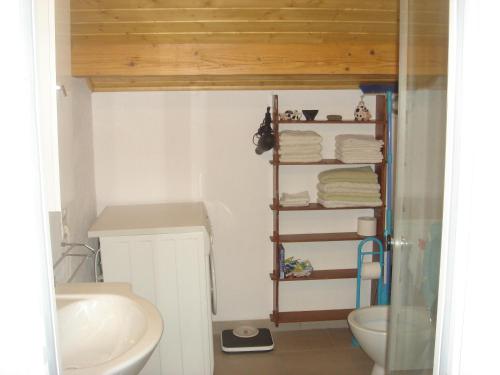 W łazience znajduje się umywalka, toaleta i wieszak na ręczniki. w obiekcie Appartement Nicole BENKOVAC w mieście Benkovac