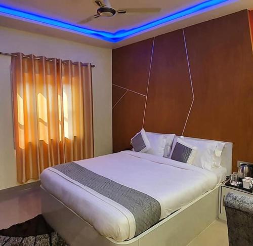 Katil atau katil-katil dalam bilik di Gokul Raj By WB Economy , Madhubani