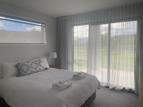 Postel nebo postele na pokoji v ubytování ValleyView Wanaka