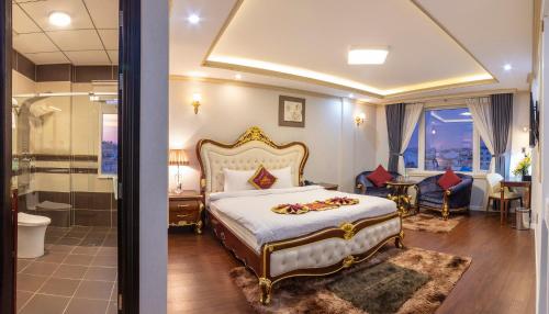 Koupelna v ubytování Queen T&T Dalat Hotel