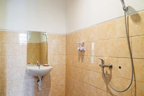 a bathroom with a sink and a shower at Alam Selumbung Garden in Nusa Penida