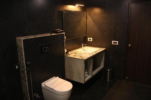 Ένα μπάνιο στο HOTEL THE KALYANIZ