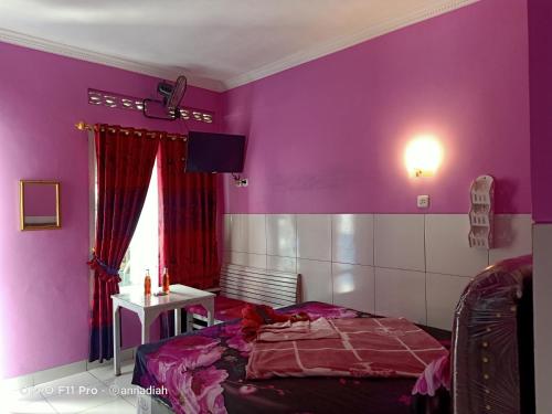 Кровать или кровати в номере Hotel Nakula Sadewa 2 Bandungan