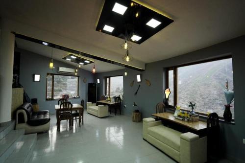 Posezení v ubytování Icebergs Mussoorie - A Boutique stay and 24 hrs roof top cafe