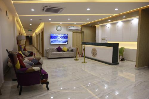 a lobby with a waiting room with chairs and a tv at فندق المستقبل للشقق الفندقية ALMUSTAQBAL HOTEL Apartments in Ibrā