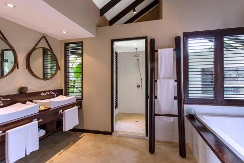 Postel nebo postele na pokoji v ubytování Warwick Le Lagon Resort & Spa, Vanuatu