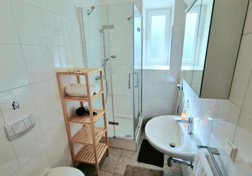 y baño con ducha, aseo y lavamanos. en Citystar Design Apartment, en Klagenfurt