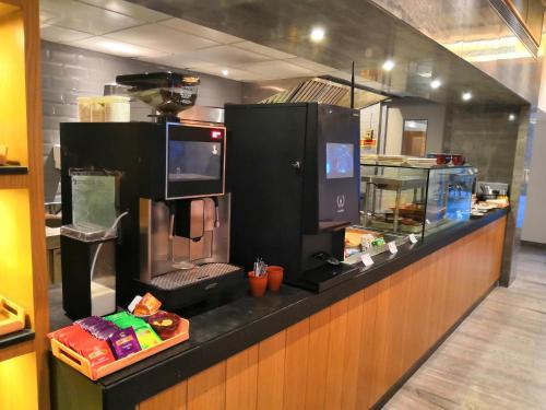 Kuchyň nebo kuchyňský kout v ubytování Holiday Inn Express Bengaluru Yeshwantpur by IHG