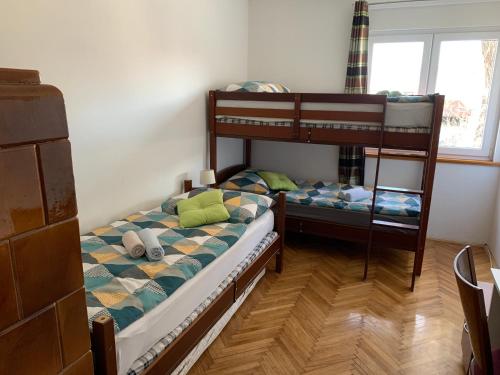 מיטה או מיטות קומותיים בחדר ב-Sobe "šime & Joso" - Knin