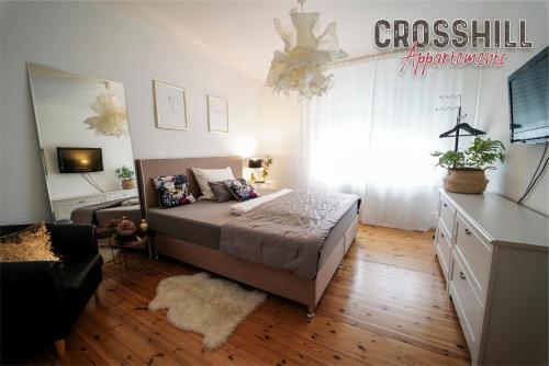 una camera da letto con un letto, un divano e una finestra di CROSSHILL Appartements - Charmante und helle Wohnung a Schwandorf