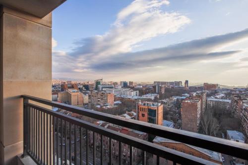 Pemandangan umum bagi Yerevan atau pemandangan bandar yang diambil dari apartmen