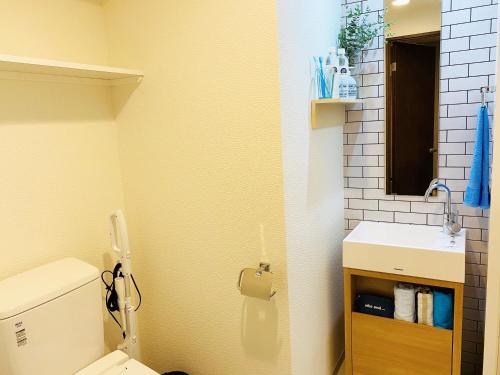a bathroom with a toilet and a sink at @RLiS_house大阪ドームシティ in Osaka