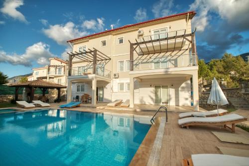 una villa con piscina frente a un edificio en Villa LadyWell, en Fethiye