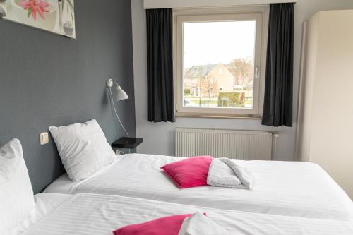 two beds sitting next to each other in a bedroom at Huis Ter Geul in Valkenburg