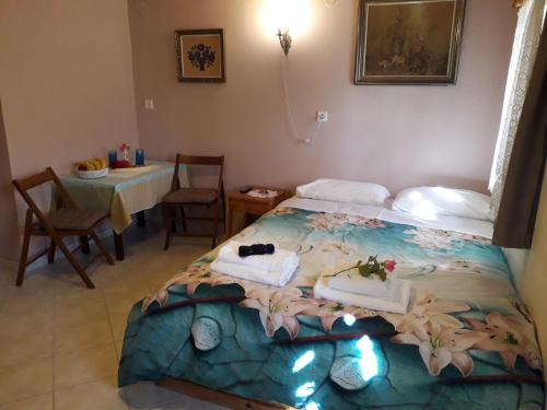 um quarto com uma cama com duas toalhas em Mystic Lake em Koukouli