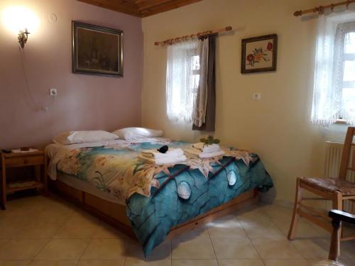 un dormitorio con una cama con un gato sentado en ella en Mystic Lake, en Koukouli