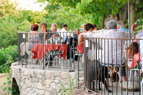 a group of people sitting in queue at a zoo at Auberge de la Tour de Brison in Sanilhac