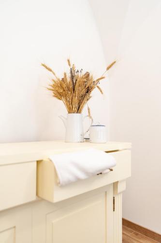 a table with two mugs and a plant on it at Selské stavení Melchior Häusler in Šonov