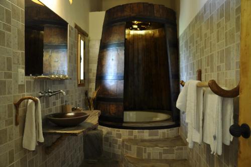 a bathroom with a sink and a bath tub at Pircas de Puyuta in San Juan