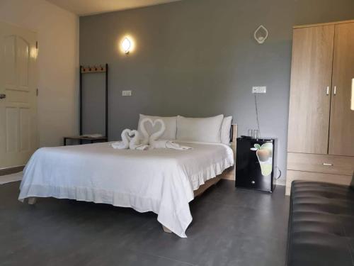 Postel nebo postele na pokoji v ubytování Dravida Hotel