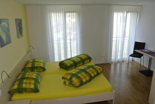 Ein Bett oder Betten in einem Zimmer der Unterkunft Hotel Garni Bären Bazenheid