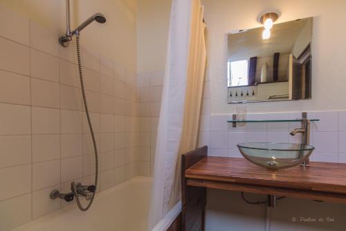 uma casa de banho com um lavatório e uma banheira em Domaine Leyvinie, gite Mourvedre, close to the Dordogne em Perpezac-le-Blanc