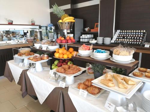 a buffet line with various types of bread and pastries at Ca' Pasquali Village in Cavallino-Treporti