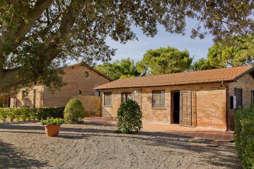 a brick house with a driveway in front of it at Fattoria San Lorenzo in Grosseto