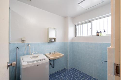 那霸的住宿－Type D Room 40平米 -ウル エスポワール那覇-，一间带水槽、卫生间和镜子的浴室