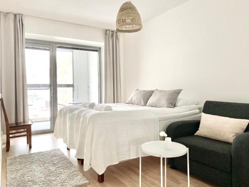 En eller flere senge i et værelse på City Home Finland Big Luxury Suite - Spacious Suite with Own SAUNA, One Bedroom and Furnished Balcony next to Train Station
