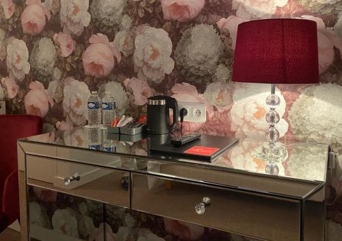 a dressing table with a lamp on top of it at Le Patio in Évran