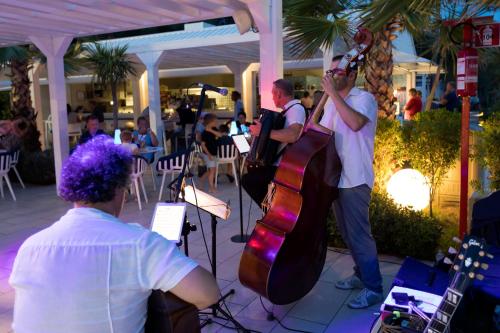 a group of people playing music on a patio at Ca' Pasquali Village in Cavallino-Treporti