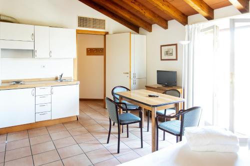 a kitchen and dining room with a table and chairs at Residenza Le Cupole in Parma
