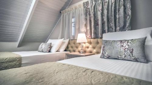 1 dormitorio con 2 camas y ventana en Coral Villa, en Tragaki