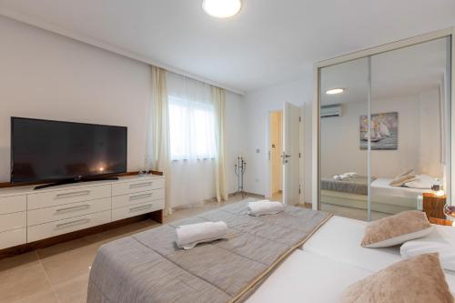 Giường trong phòng chung tại Tarari Luxury Apartment
