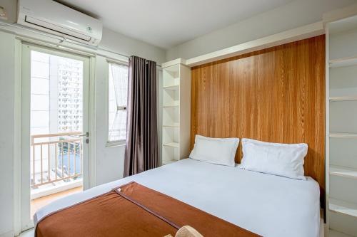 Tempat tidur dalam kamar di Skyview Sentul Tower Apartments