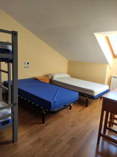 a room with two bunk beds in a attic at La Gallega in Cacabelos