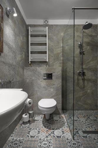 a bathroom with a toilet and a sink and a shower at Sanatorium Zefir in Krynica Morska