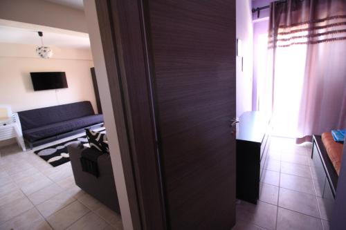 een deur naar een woonkamer met een bank bij Cozy apartment in Greece in Flogita